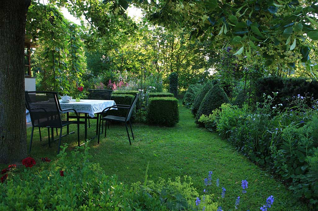 Sitzplatz unter der Linde in Veronikas Garten, Foto: Ursel Borstell