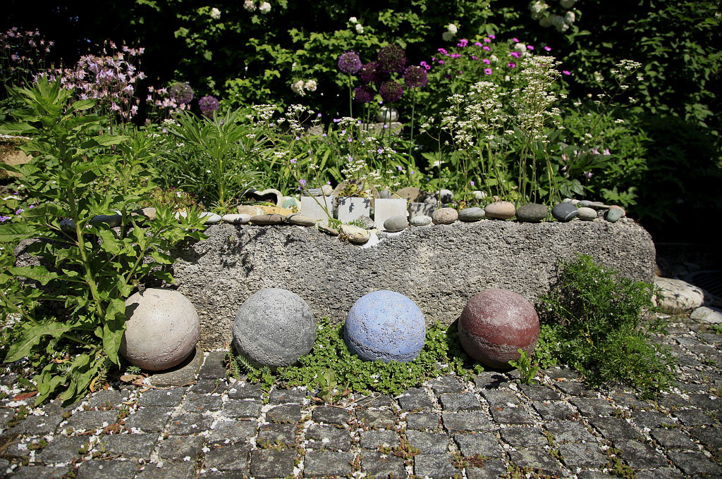 Betonobjekte im Garten von Veronika Pitschmann